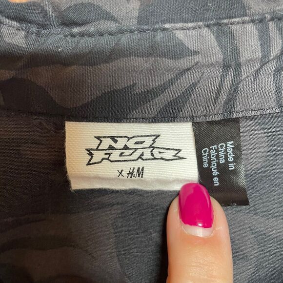 No Fear X H&M Button Up Shirt Short Sleeve Oversized Side Slit Men Size Medium - Picture 6 of 8